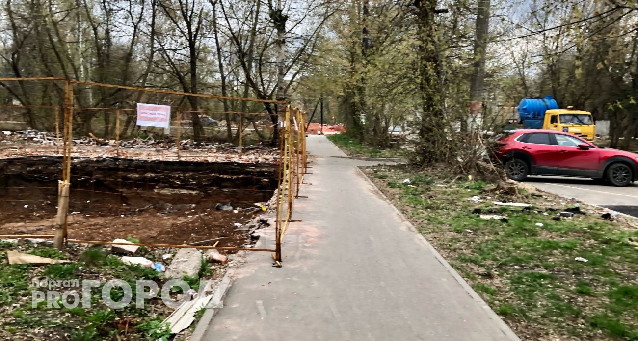 В центре Нижнего Новгорода около стройки метро сузят дорогу из-за ремонта
