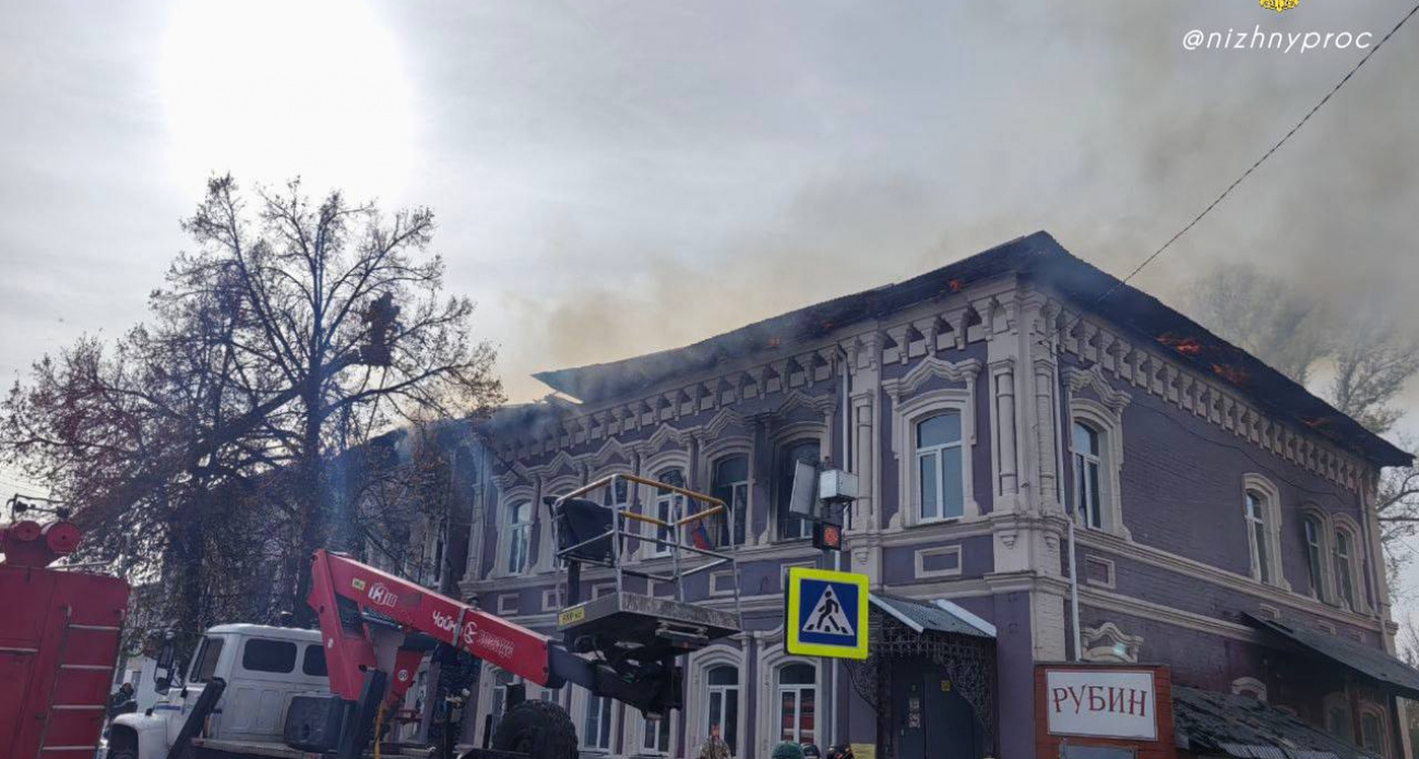 В Большом Мурашкино загорелся магазин: огонь охватил 700 квадратов и зацепил историческое здание
