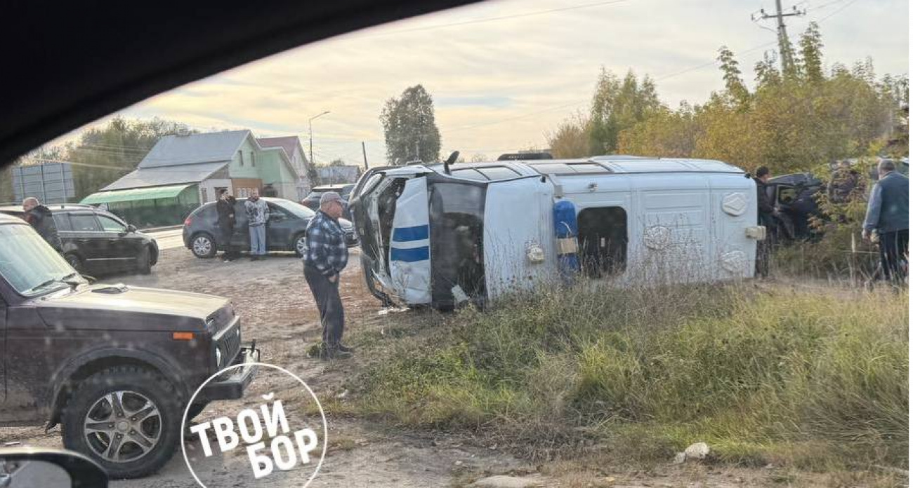  В городе Бор полицейская машина попала в аварию и перевернулась