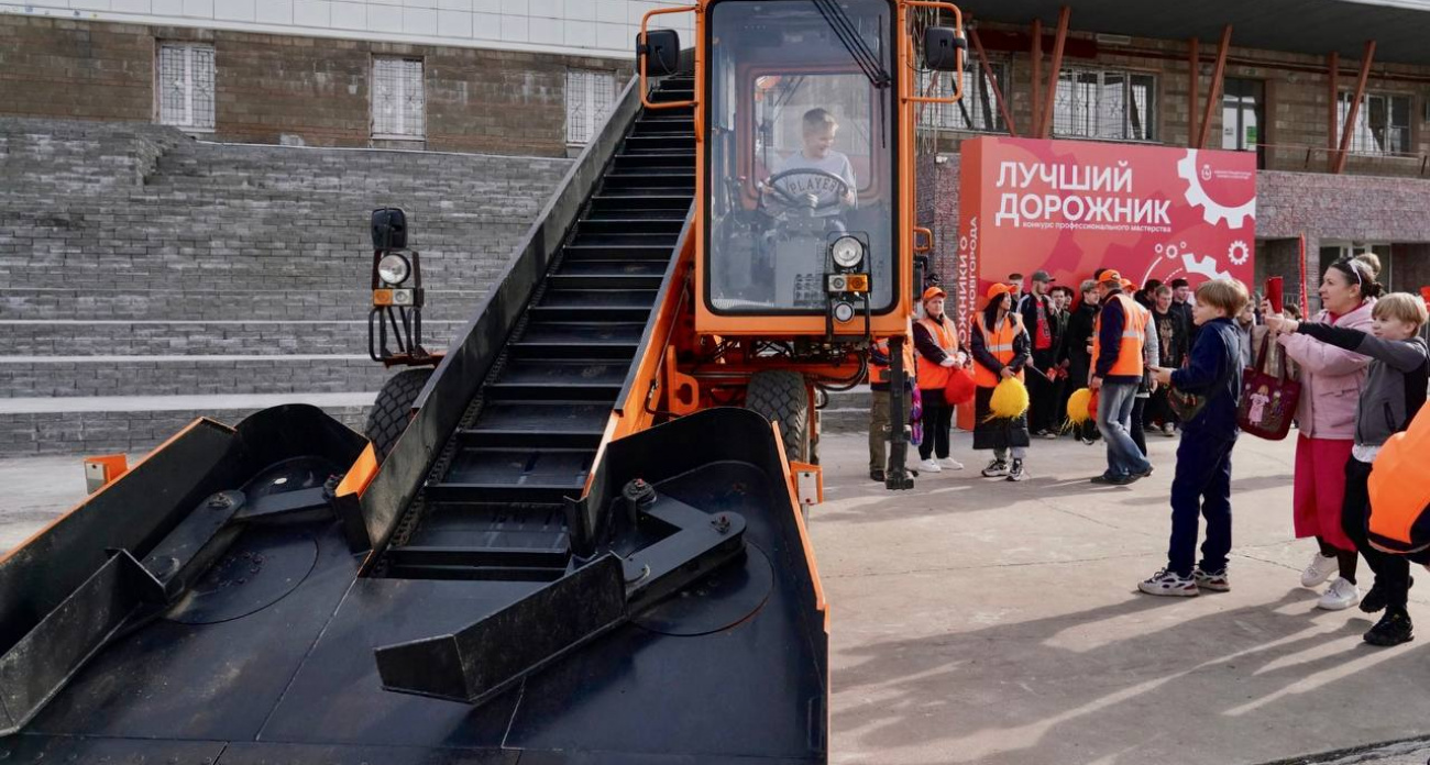 В Нижнем Новгороде выбрали лучших работников дорожных служб: им пришлось вытворять трюки на огромных машинах