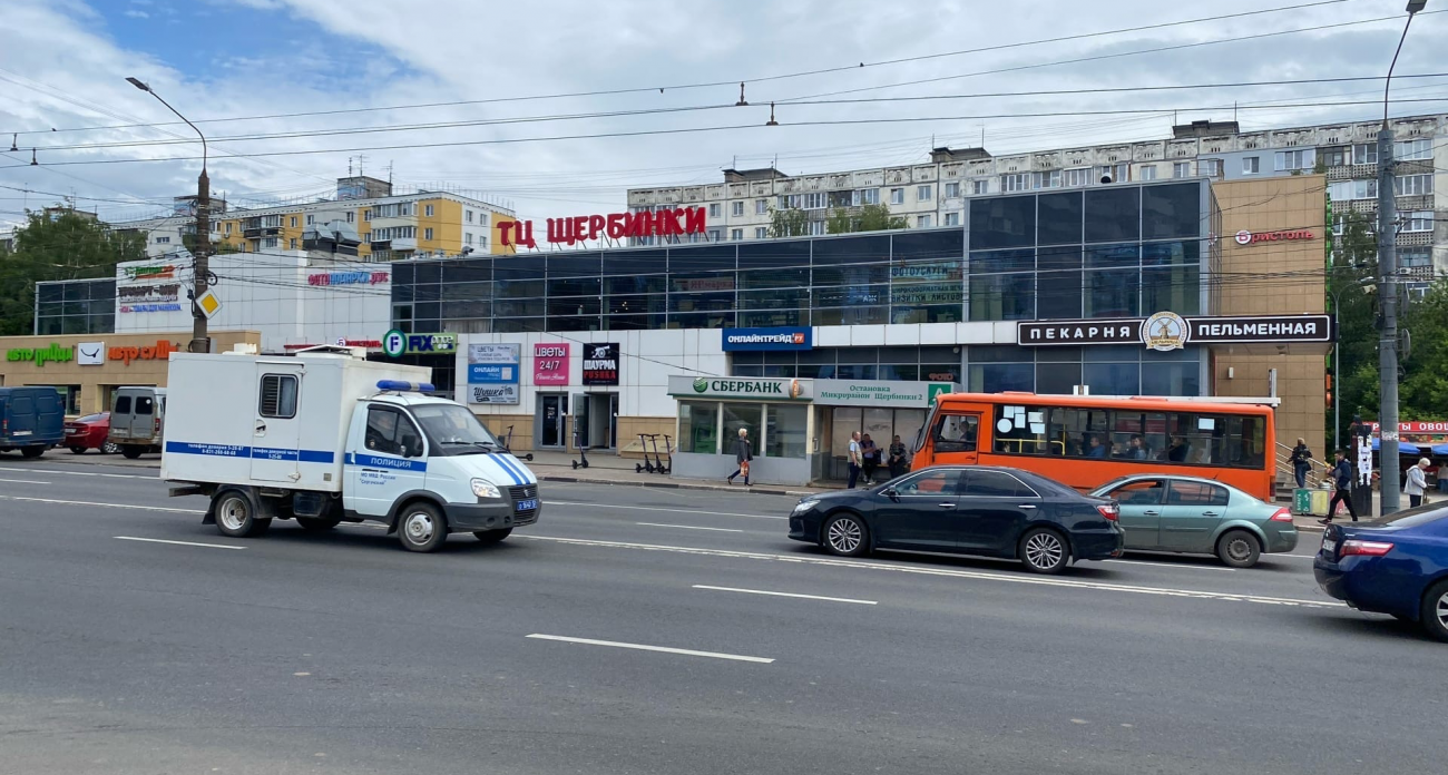 Водитель на Renault устроил "домино" из семи машин на парковке в Сарове