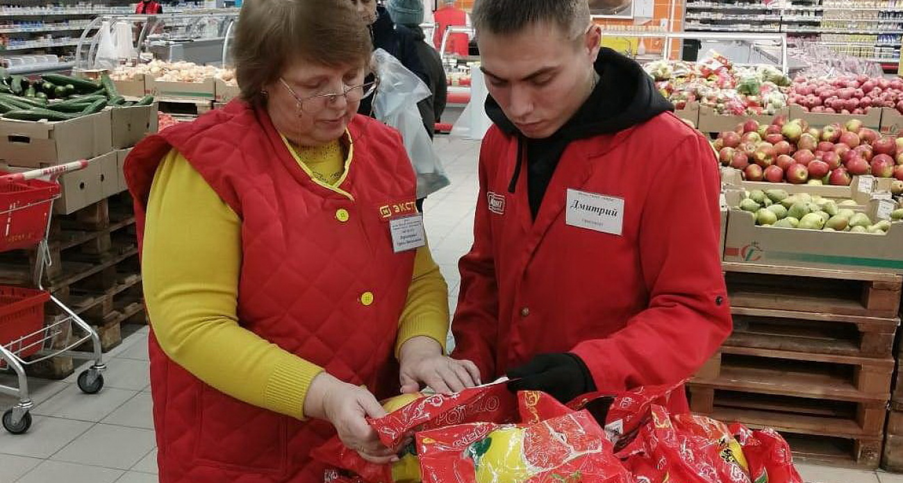 Для чего продавцы "Магнитов" и "Пятёрочек" забирают себе маленькие незаметные пакетики из ящиков с бананами