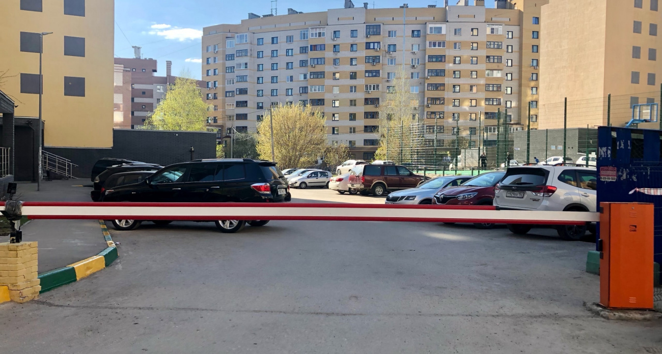 Суд дал ответ, у кого есть право на парковку во дворе - у жильцов, или владельцев квартир