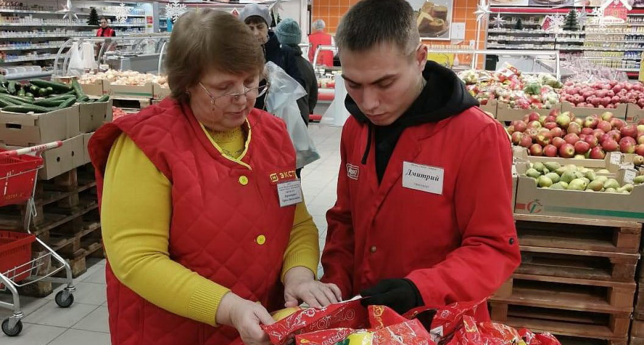 Для чего продавцы "Магнитов" и "Пятёрочек" забирают себе из ящиков с бананами маленькие незаметные пакетики