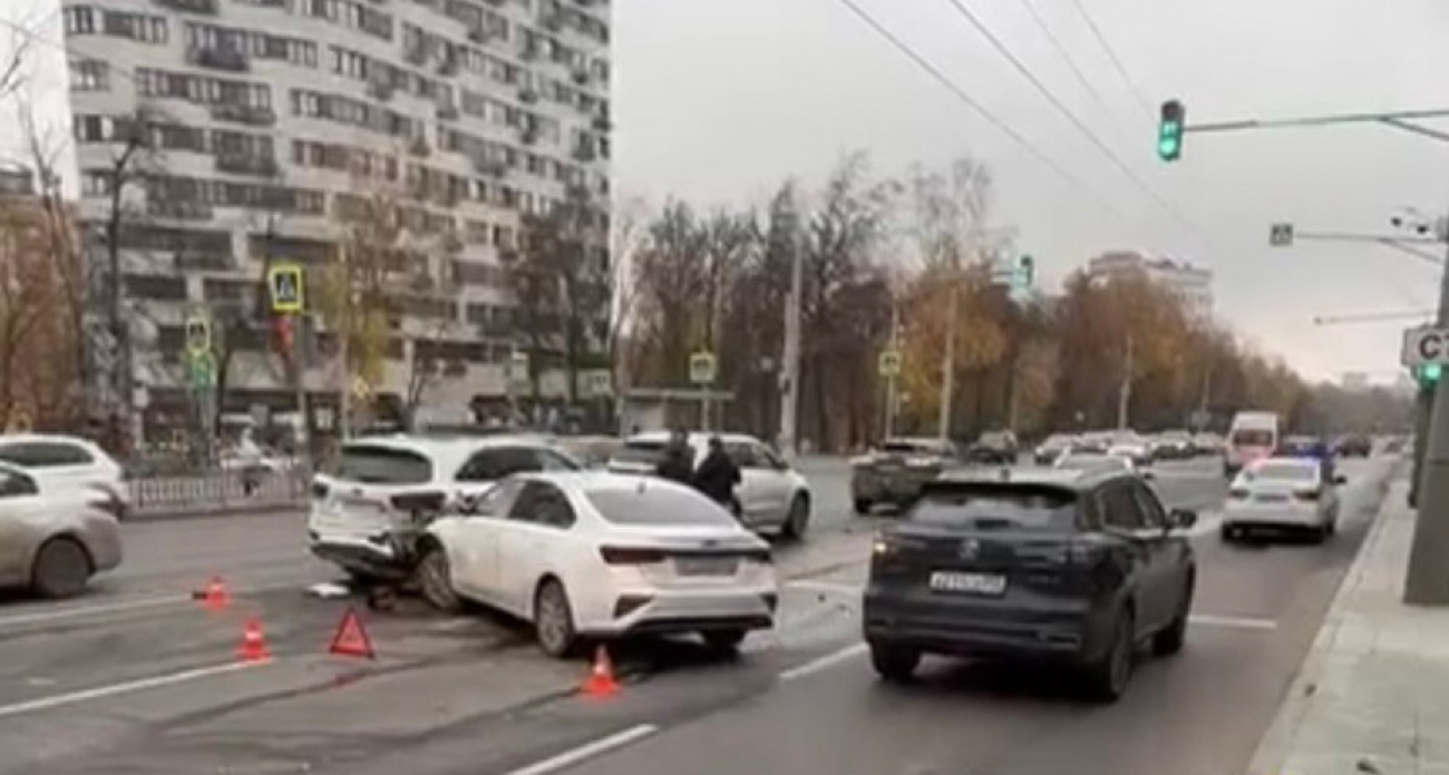 Два человека пострадали в массовой аварии в Нижнем Новгороде