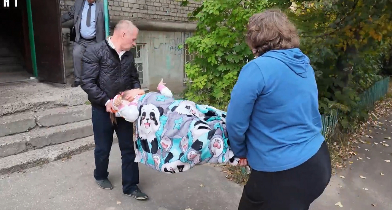 "Мы даже не можем выйти из дома и попасть в больницу": мама ребенка-инвалида из Дзержинска рассказала, почему их игнорирует администрация