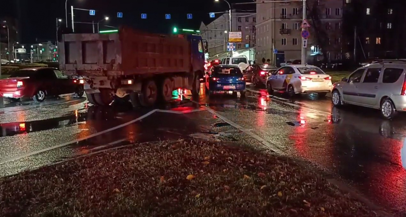 Девушка пострадала в ДТП в центре Нижнего Новгорода из-за столкновения грузовика и Mazda