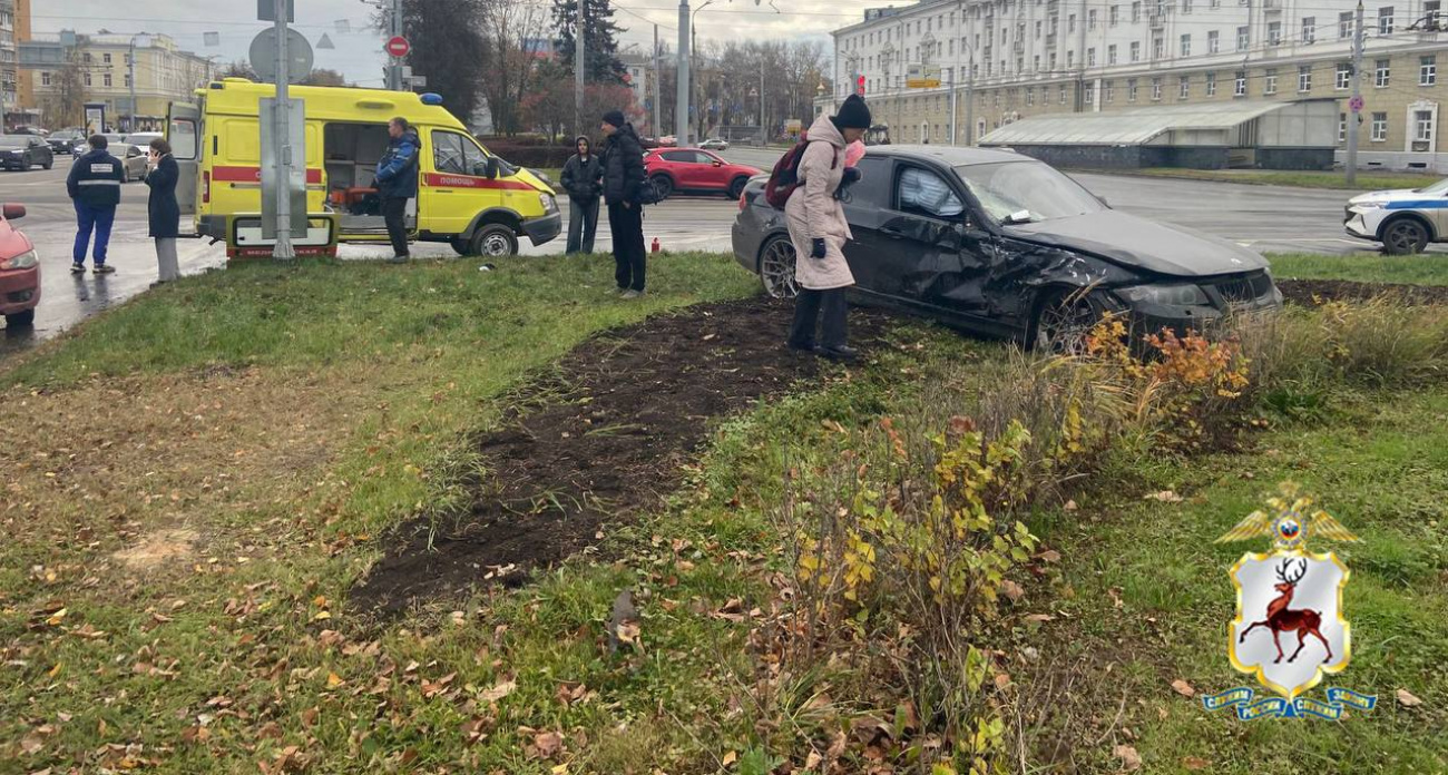 Реанимобиль перевернулся после ДТП в Нижнем Новгороде
