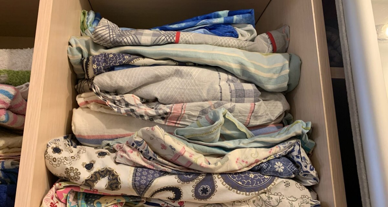 Мне надоело устаревшее постельное белье — лежит и собирает пыль в шкафу: пристроила его с умом