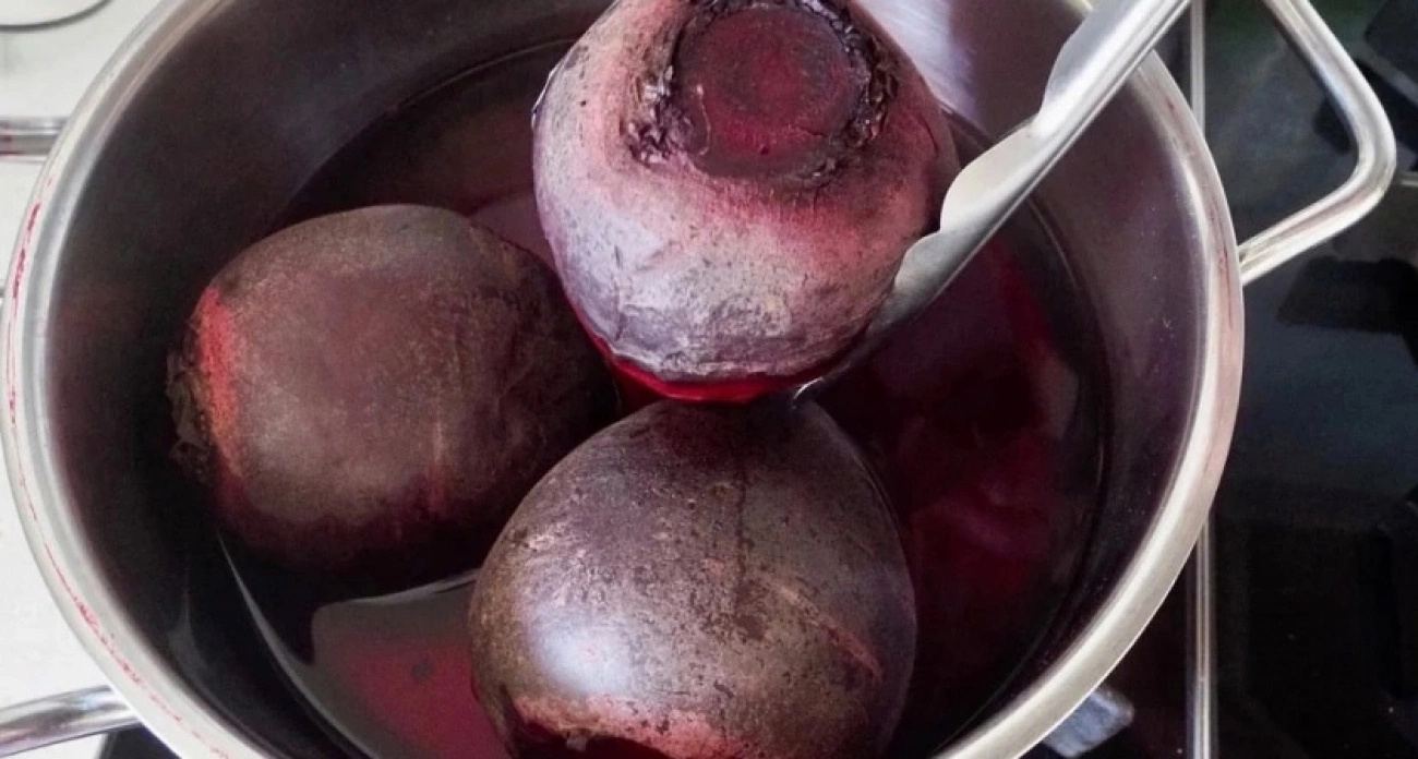 Не варю свеклу часами - хватает 15 минут: получается вкуснее, сочнее и без запаха на весь дом