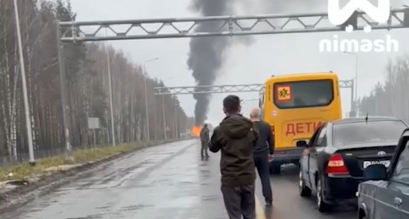 На трассе в Нижегородской области огонь охватил машину и парализовал движение на километры