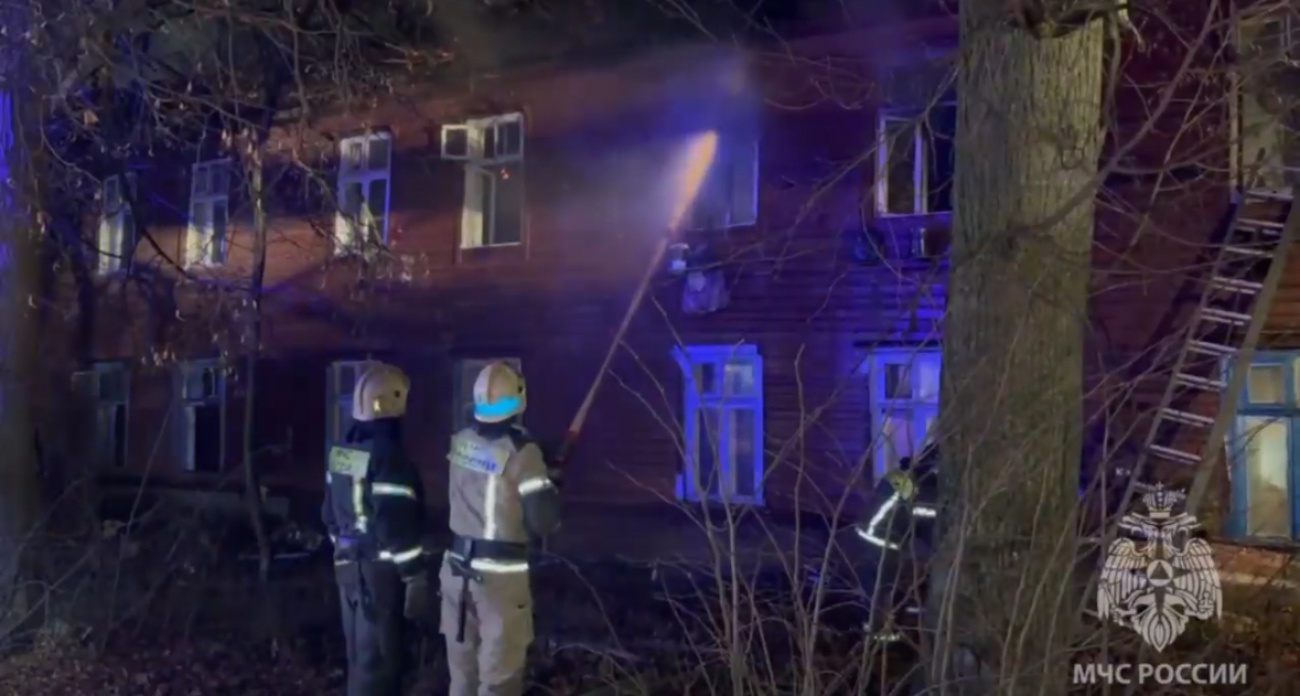 В Нижнем Новгороде вспыхнула заброшенная двухэтажка, а пожарным пришлось тушить огонь в темноте
