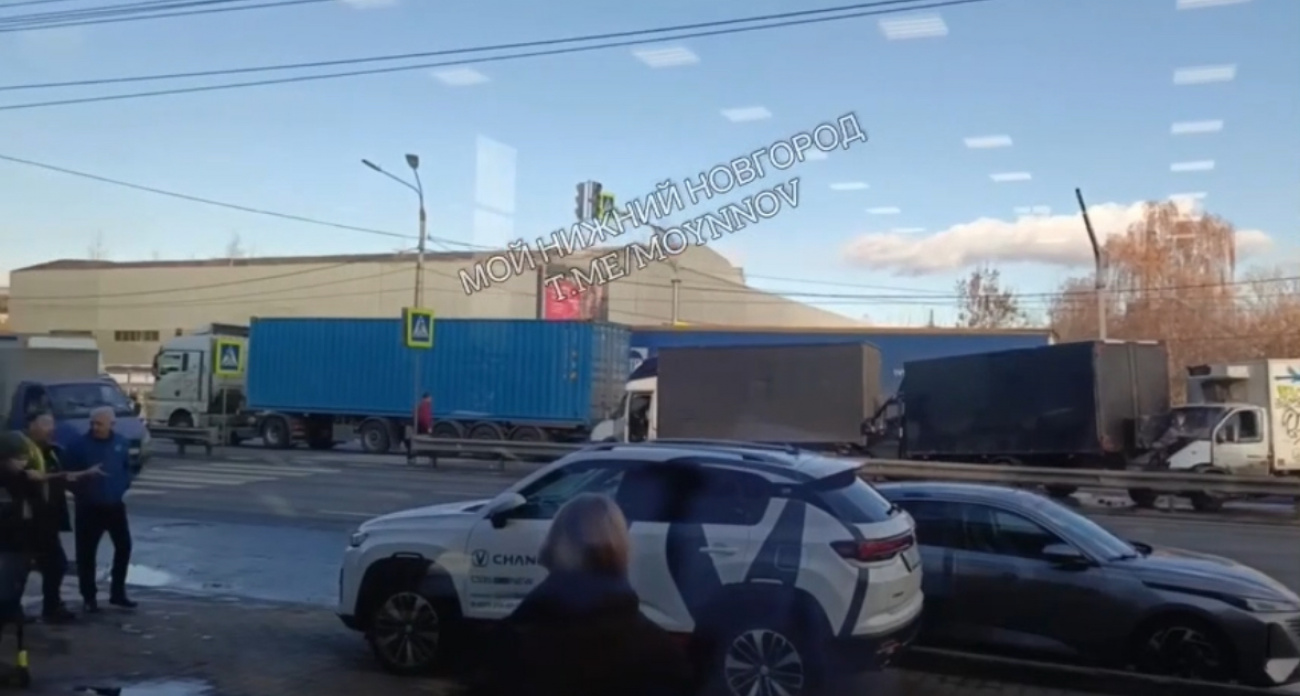 В Нижнем Новгороде на мосту столкнулись пять грузовиков и перекрыли все движение