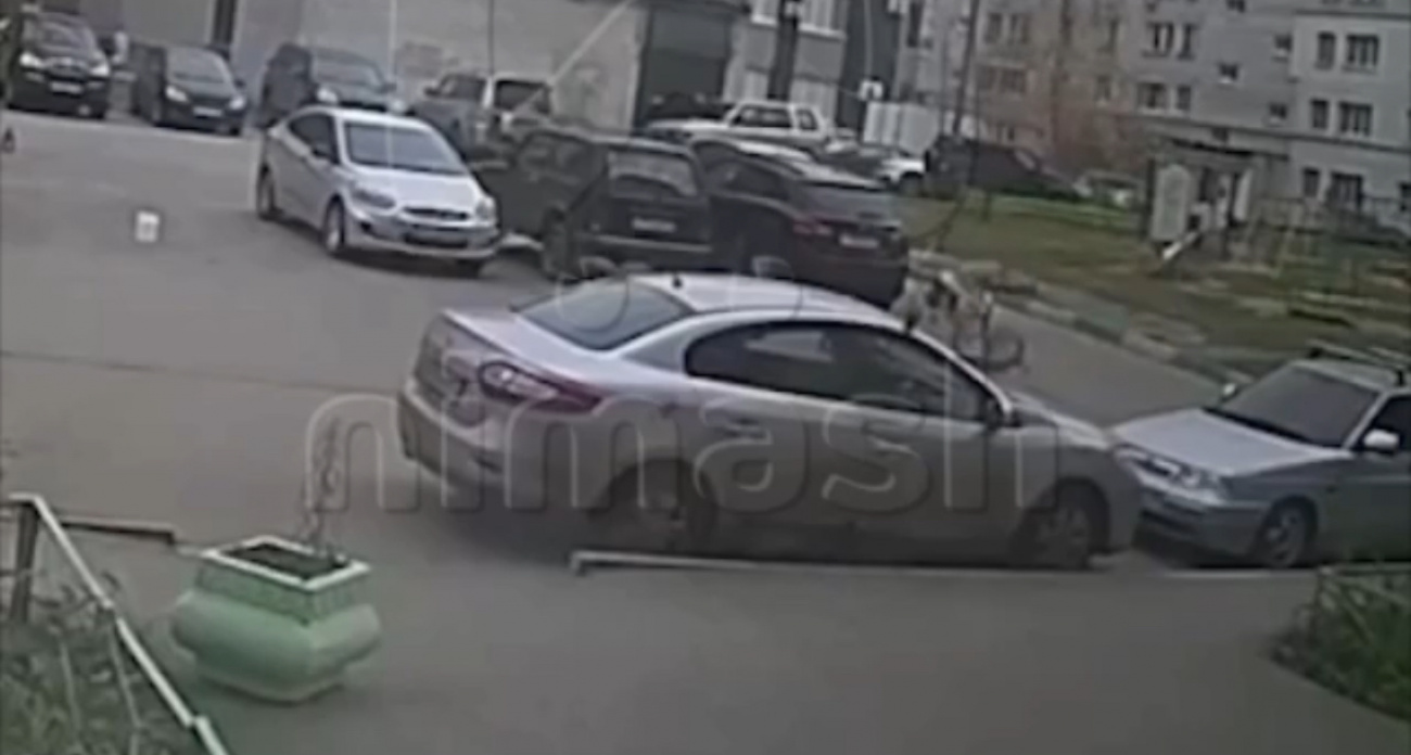 Велосипед влетел в авто с девятого этажа в Автозаводском районе