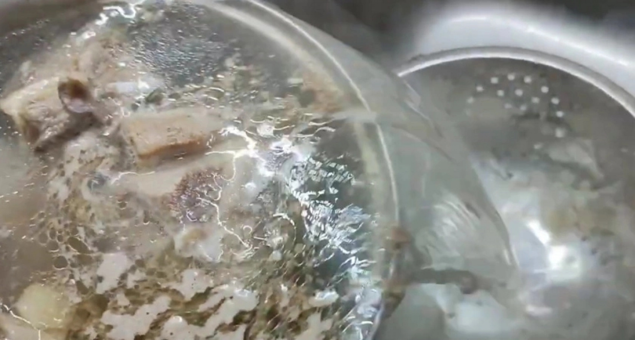 Нужно ли сливать "первую воду" при варке мяса: объясняет опытный шеф-повар