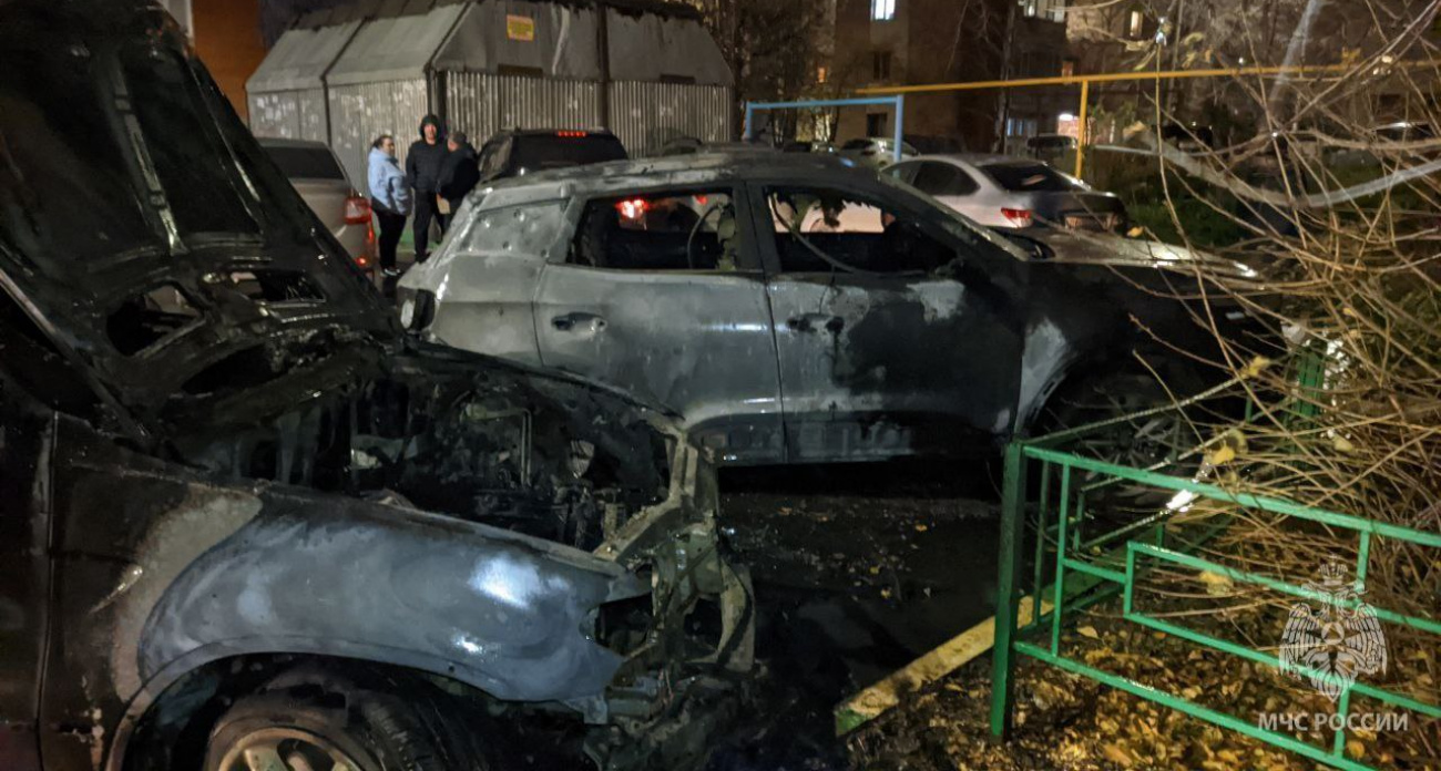 Четыре машины пострадали от огня накануне в Нижнем Новгороде