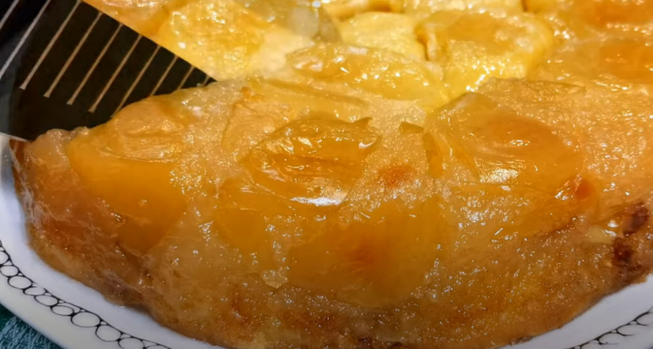 Яблочный пирог "Перевертыш" тает на языке: прозрачный как янтарь и нежный как мармелад