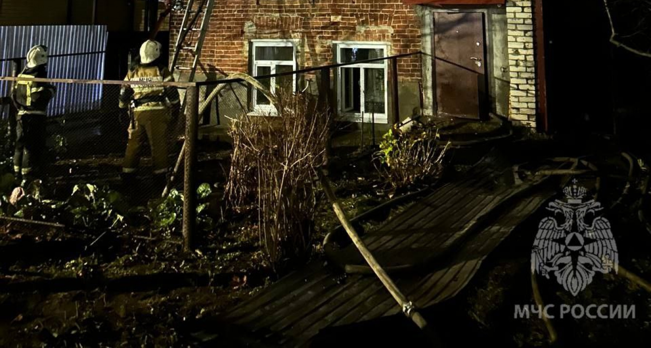 Огонь охватил жилой дом ночью в Советском районе Нижнего Новгорода