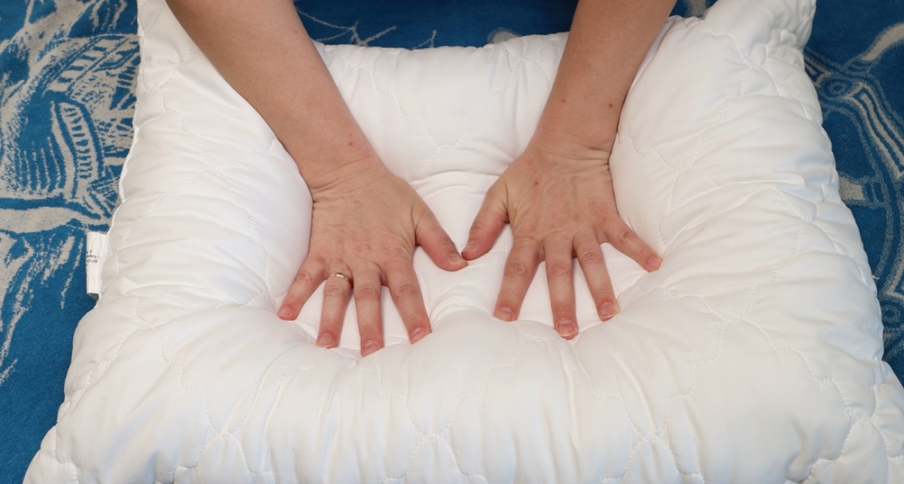 Подушки воняют потом и теряют форму: как за 40 минут вернуть им свежесть — и сэкономить тысячи рублей на покупке новых