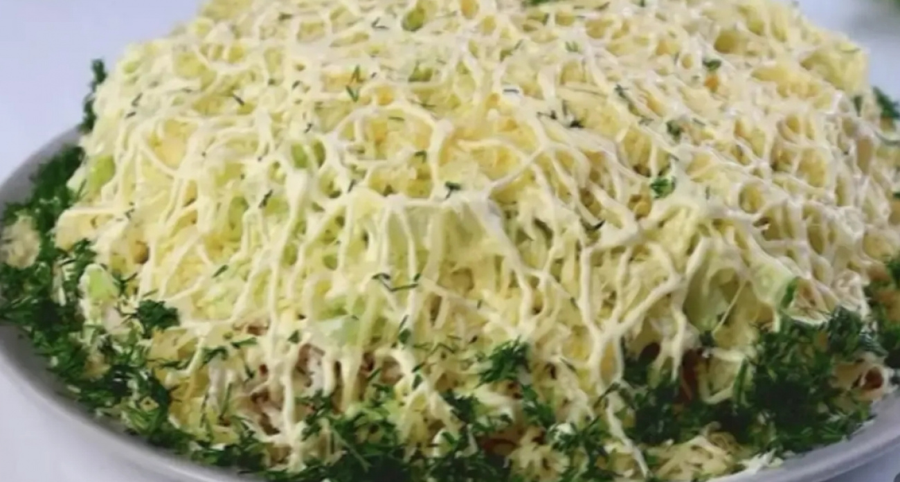 Салат "Лунная грива" - хит новогоднего стола: Красная Лошадь будет в восторге и запустит ваш успех на весь 2026 год