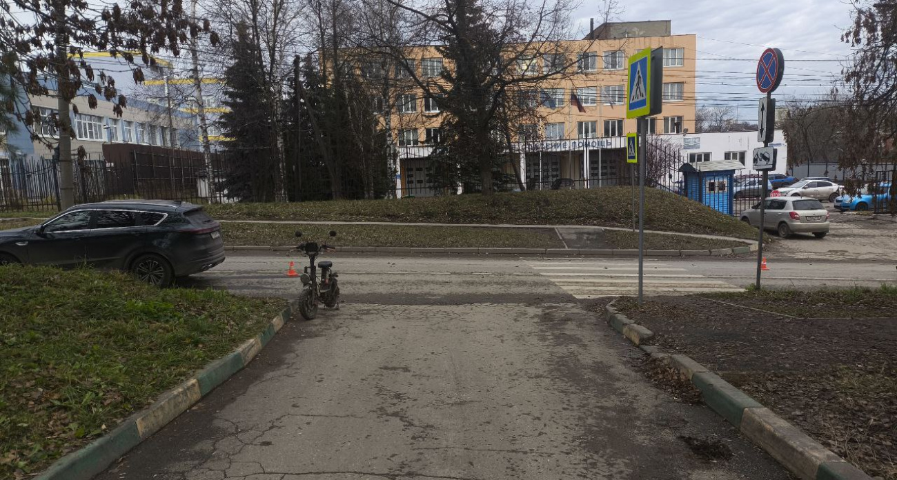 В Нижнем Новгороде юный водитель самоката врезался в легковушку