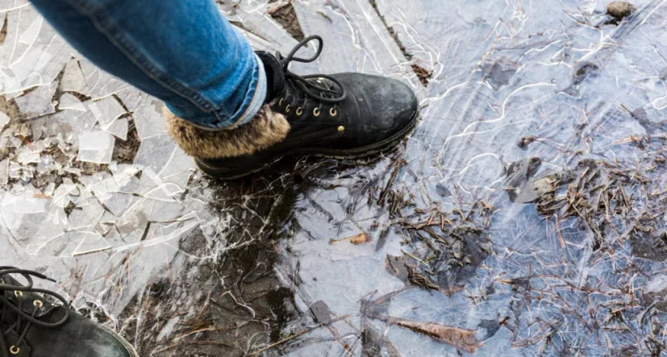 Всего 3 мазка на подошву – и обувь больше не скользит даже в лютый гололед: по льду шагаю, как по асфальту