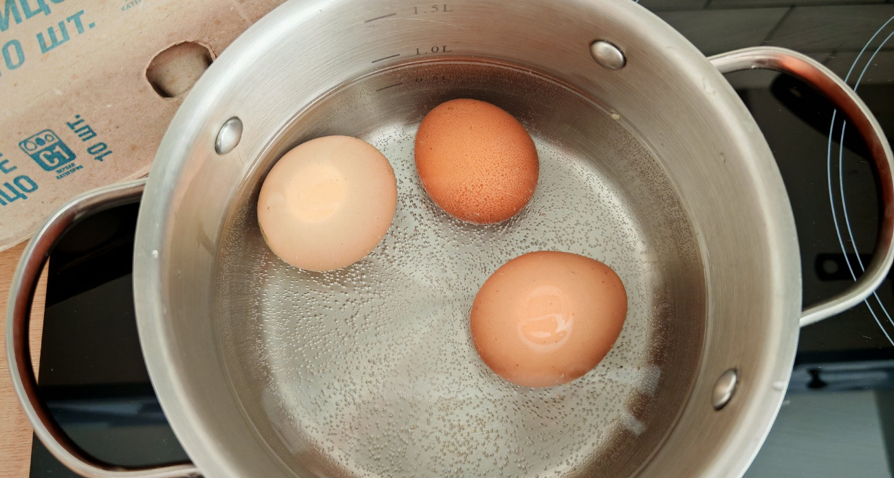 В какую воду нужно бросать яйца при варке - в холодную или горячую: опытная хозяйка дала ответ