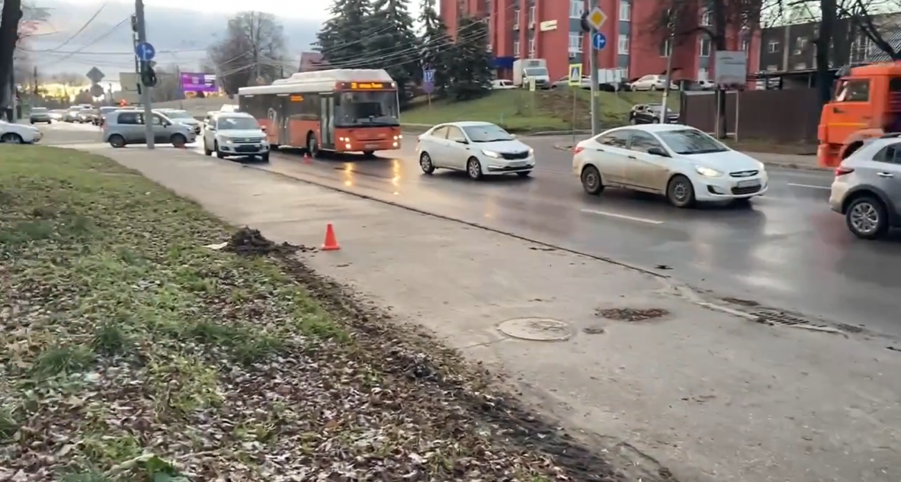В Нижнем Новгороде легковушку выкинуло на тротуар прямо на пешехода