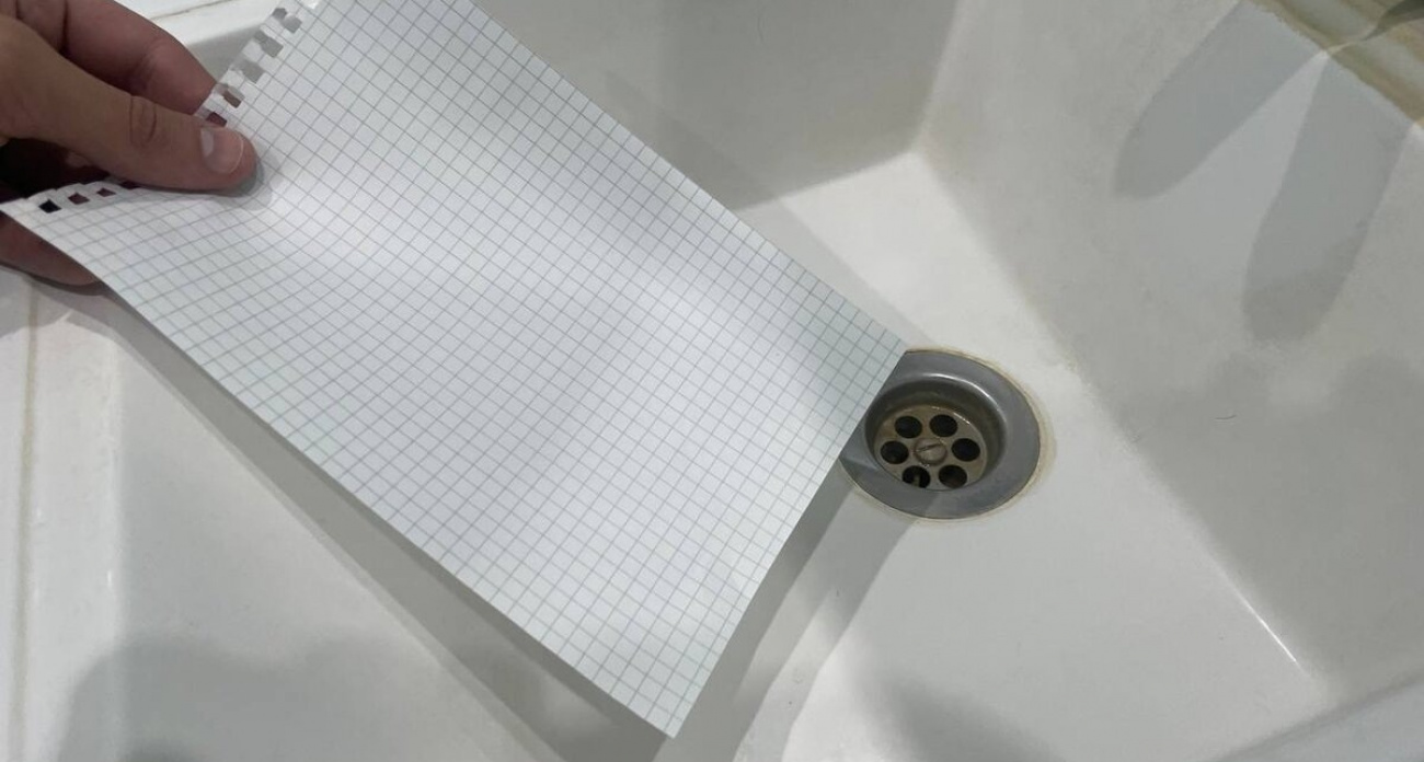 Почему мудрые хозяйки кладут лист бумаги в раковину перед отъездом: хитрость, о которой знают лишь единицы 