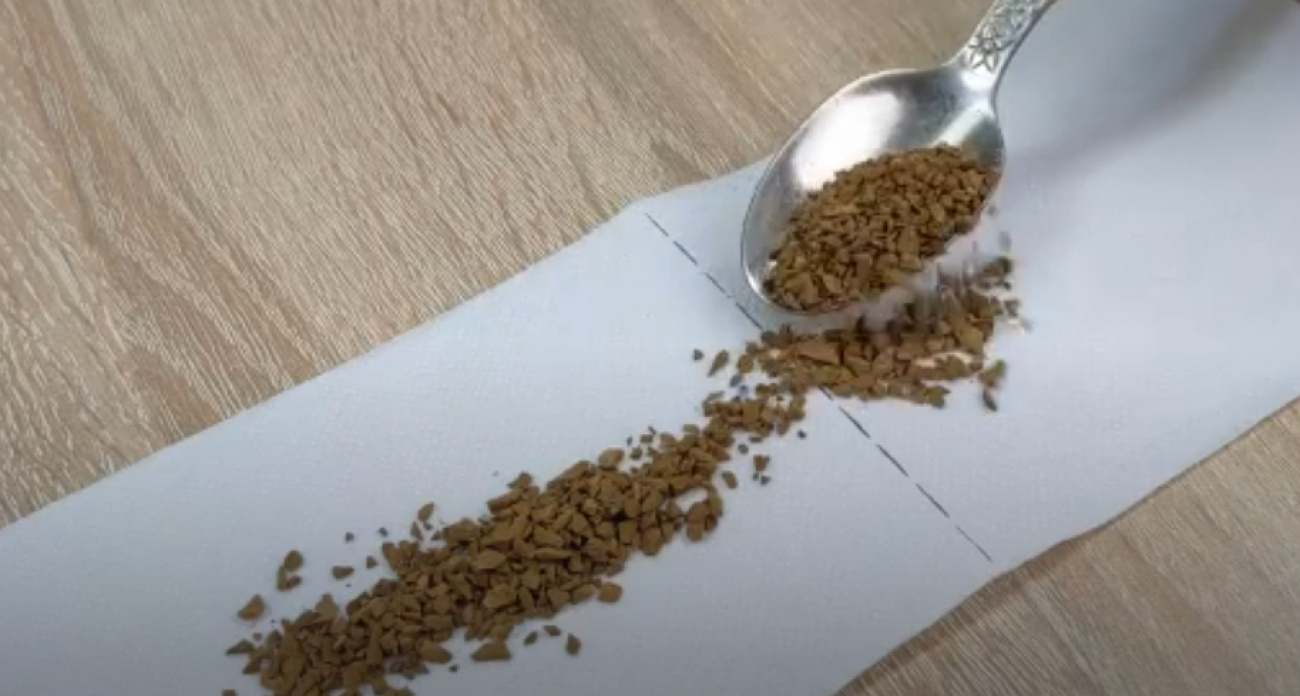 Положите ложку кофе на туалетную бумагу – и удивитесь результату