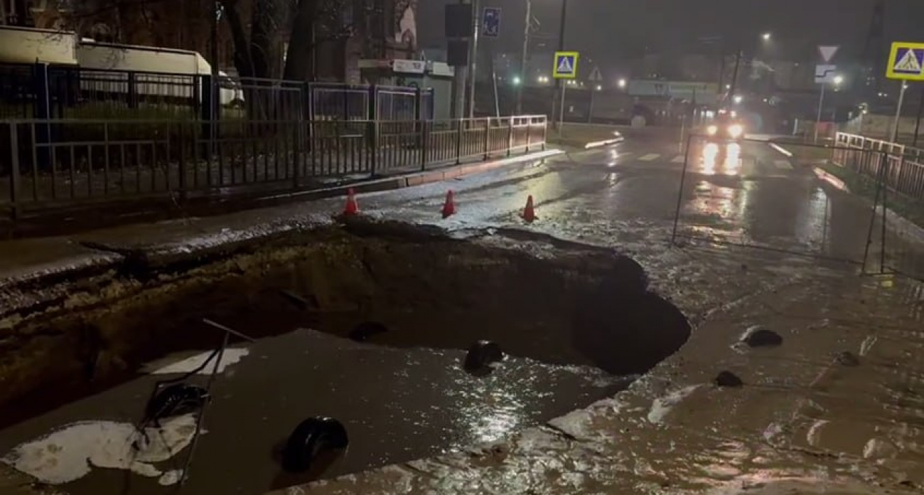 В Нижнем Новгороде пьяный водитель на ВАЗ врезался в ограждение и опрокинулся в яму