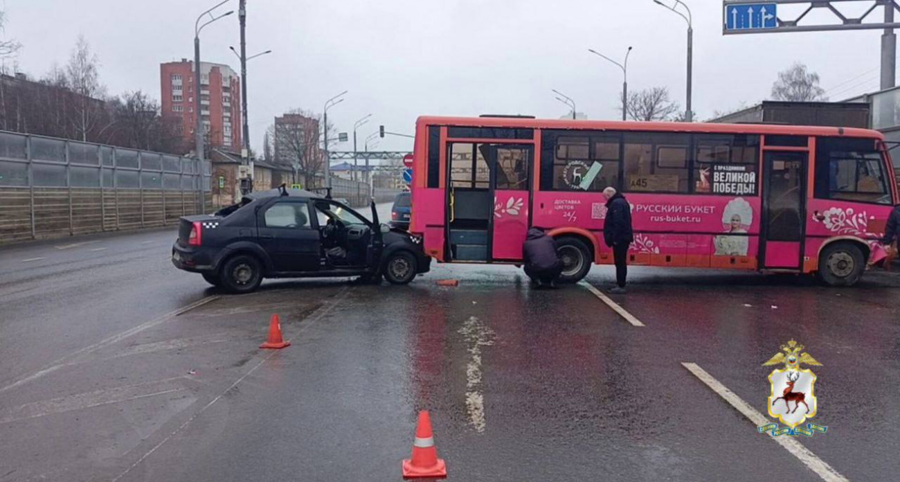 В Сормово такси и автобус не поделили дорогу и устроили пробку