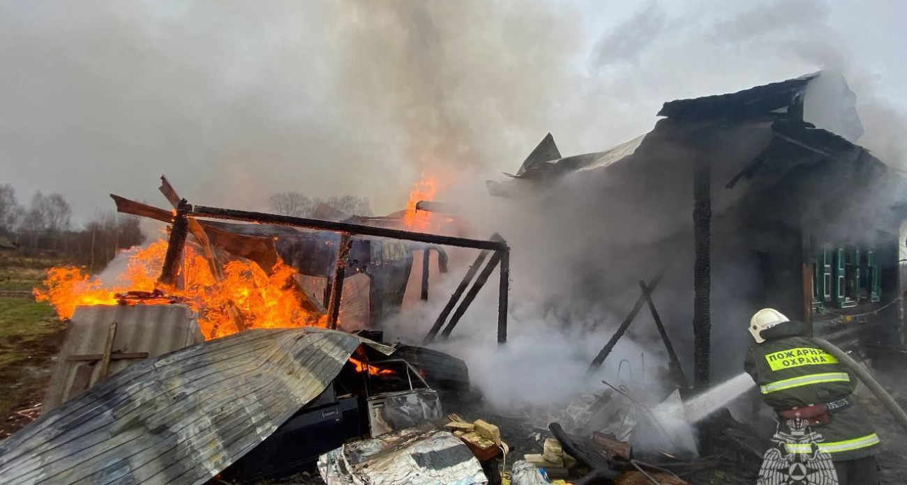 В Воскресенском районе вспыхнули дом и жилые постройки посреди дня