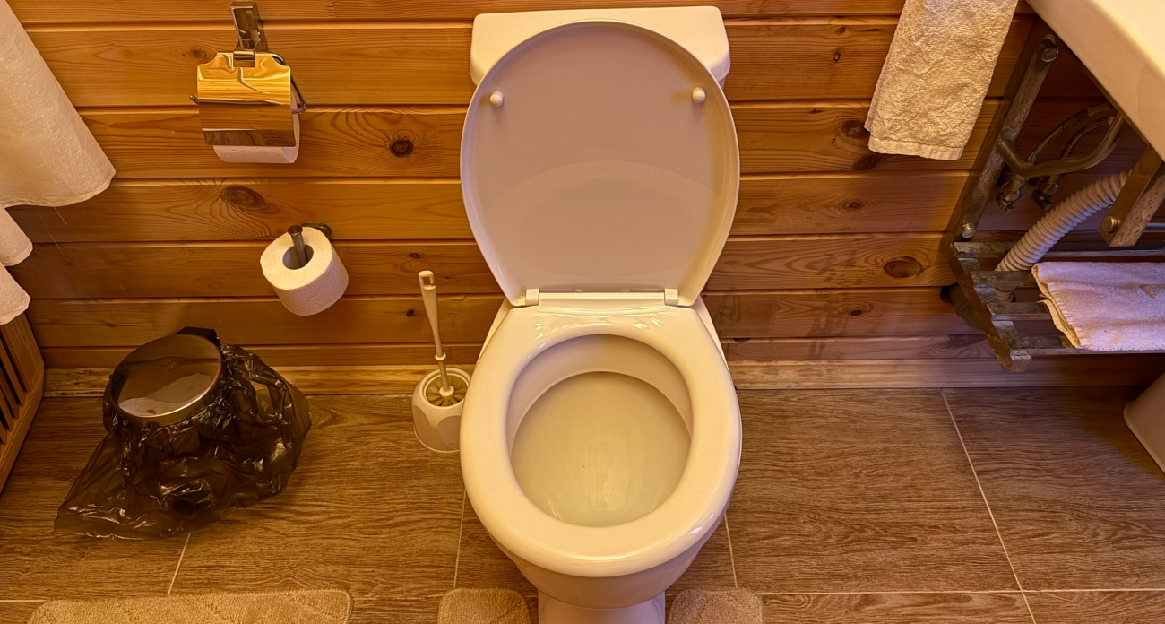 Неприятный запах в туалете исчезнет за секунду: знакомый сантехник раскрыл старый рабочий трюк - лучше любого освежителя