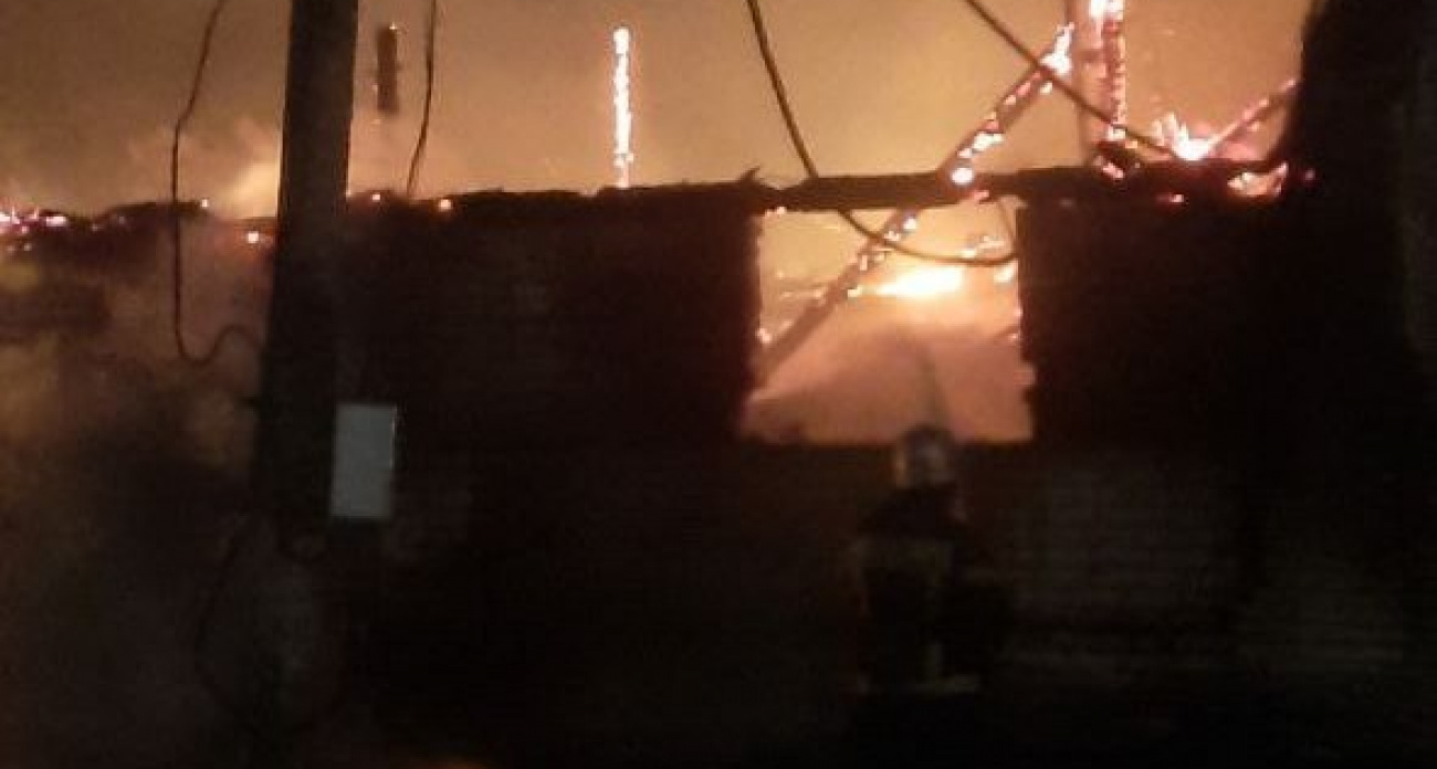 В Вадском районе посреди ночь произошел масштабный пожар на складе с зерном