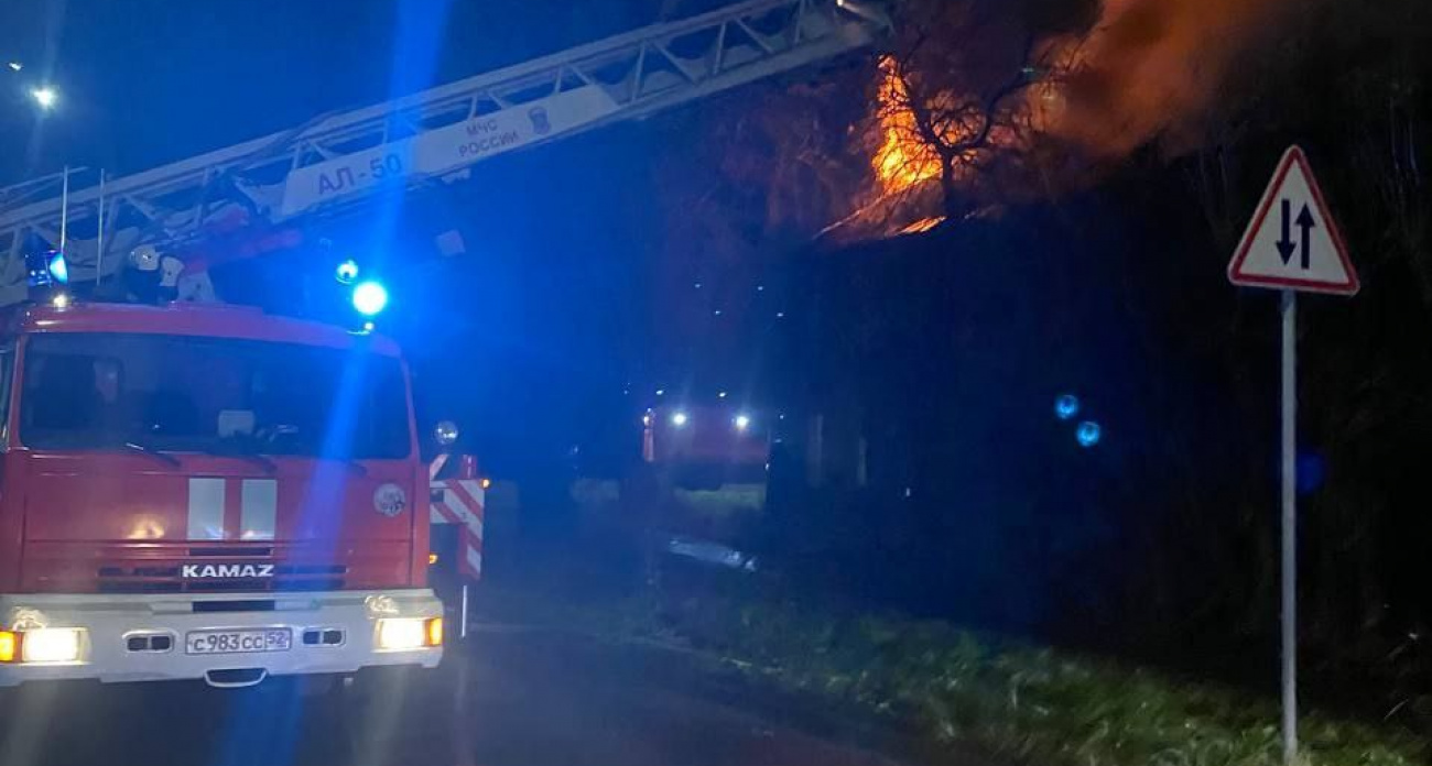 Огонь охватил ночью деревянный дом в Ленинском районе