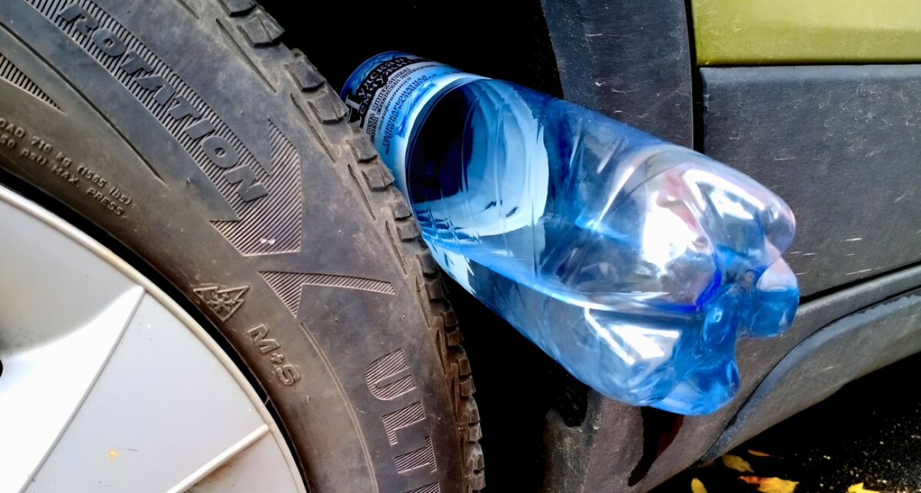 Увидели пластиковую бутылку возле машины - срочно вызывайте полицию: что скрывается за этим странным знаком