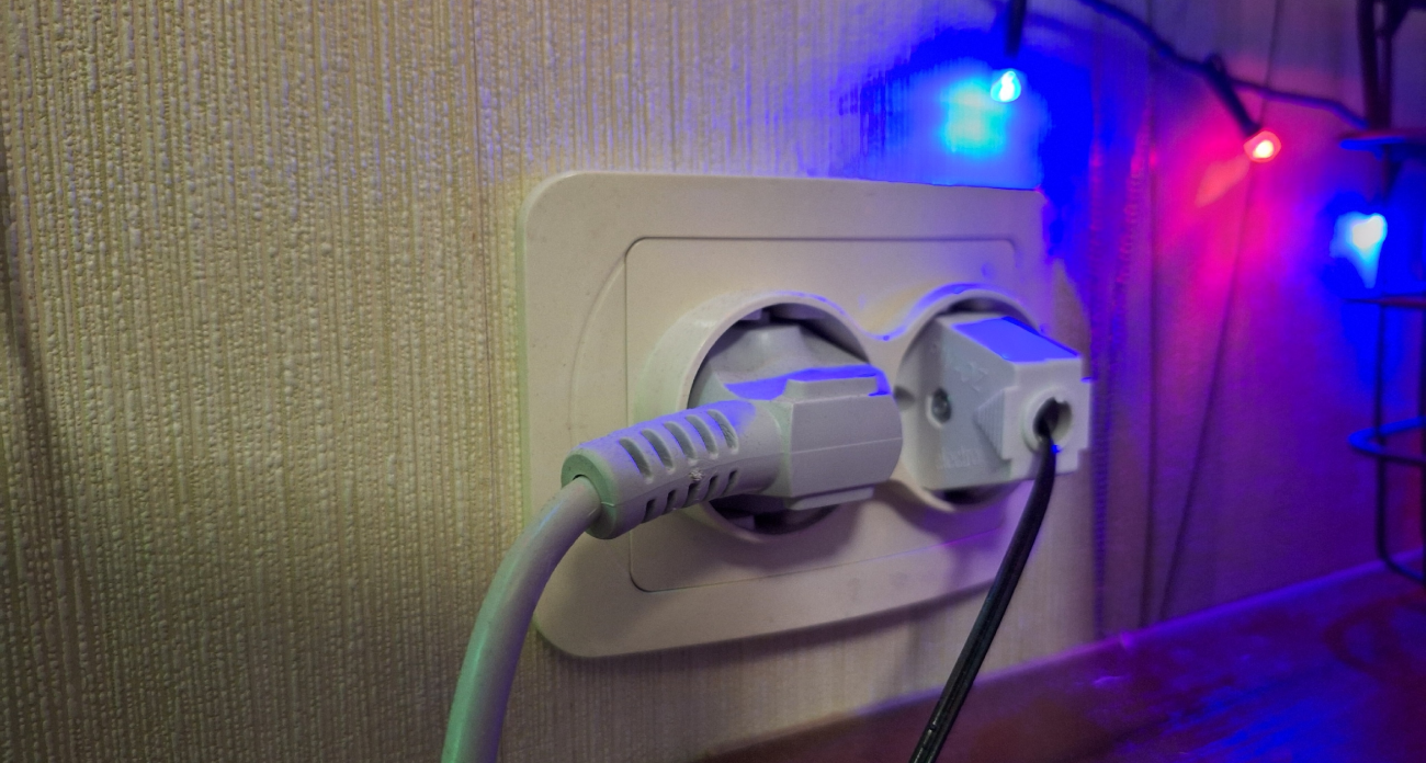 Зарядка стареет даже без телефона: скрытая опасность розетки, о которой забывают