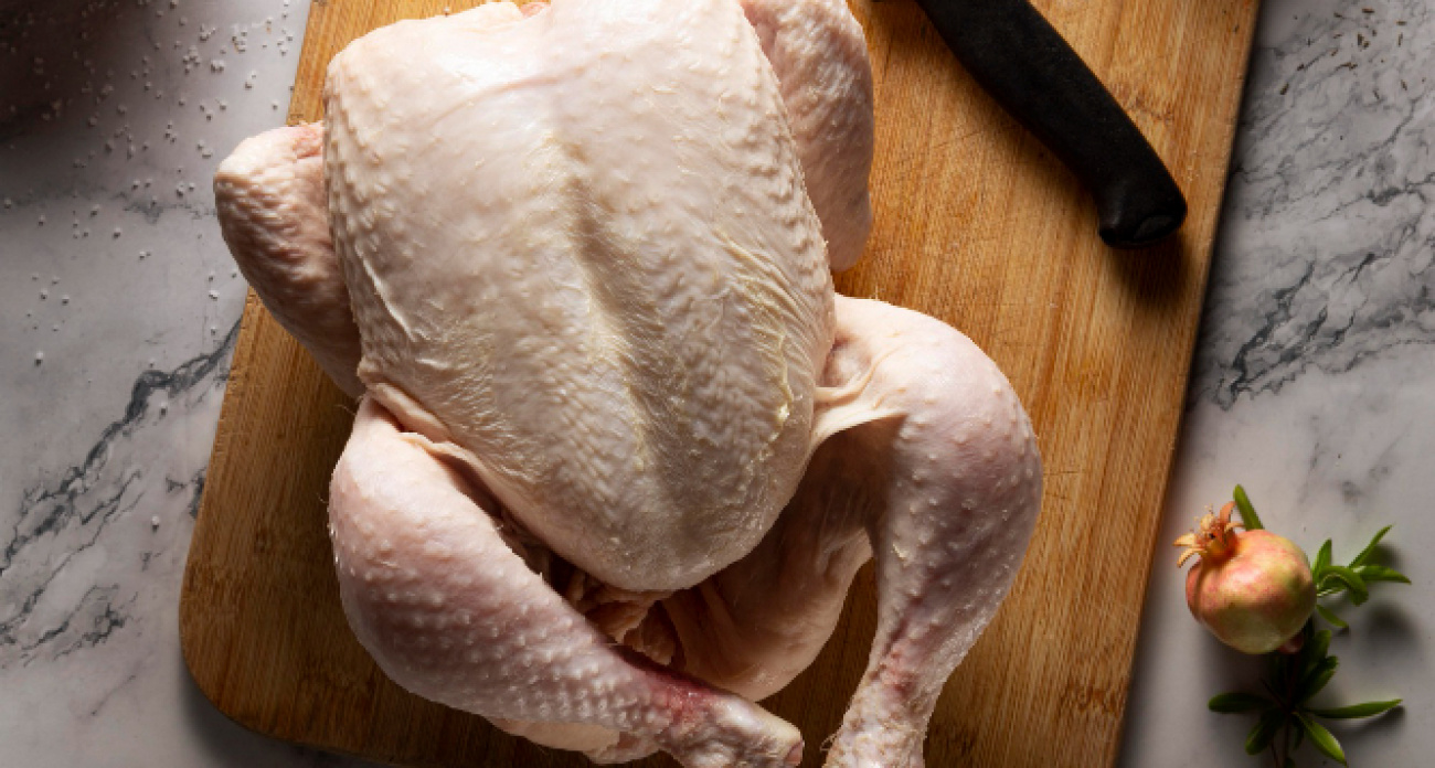 Врач объяснил, зачем нужно гладить курицу перед покупкой — вот в чем смысл