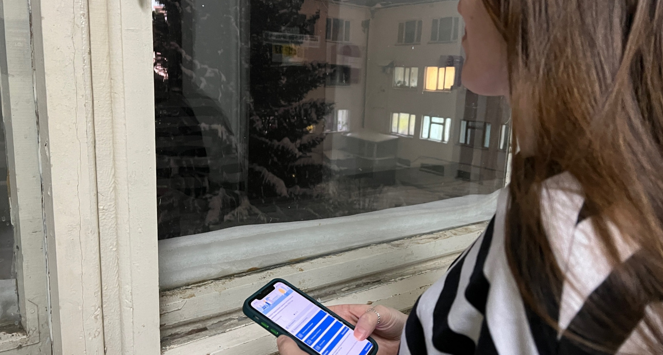 Теперь из окон не дует даже в метели - от сквозняков спас обычный рулон туалетной бумаги