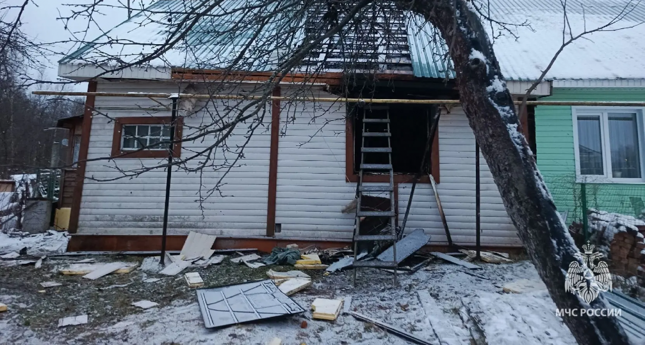 Двое детей пострадали во время пожара в поселке в Дальнеконстантиновском районе