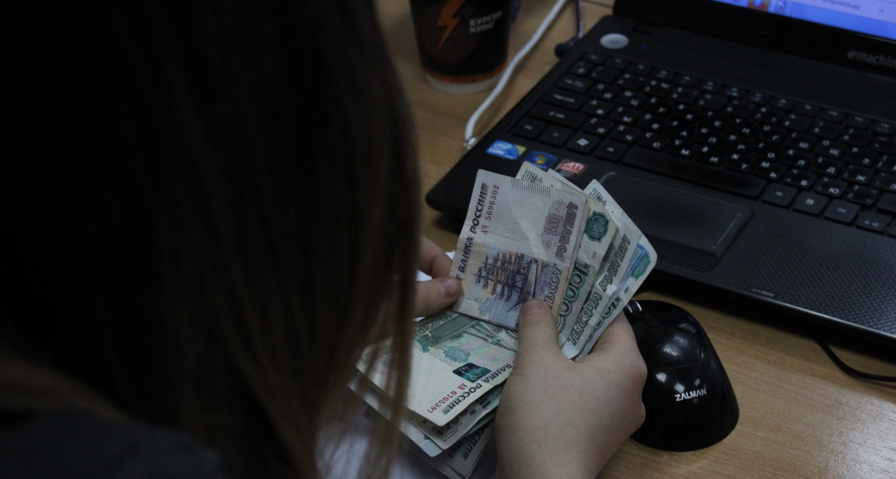 Примета, о которой знали еще наши предки: где нужно хранить деньги, чтобы в доме всегда был достаток