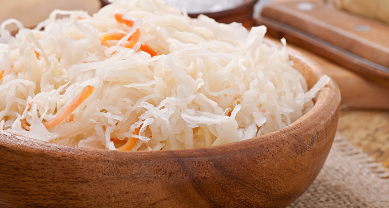 Раньше капусту солили с бабушкой в бочках, теперь в банках - но вкус тот же: весь секрет в соли