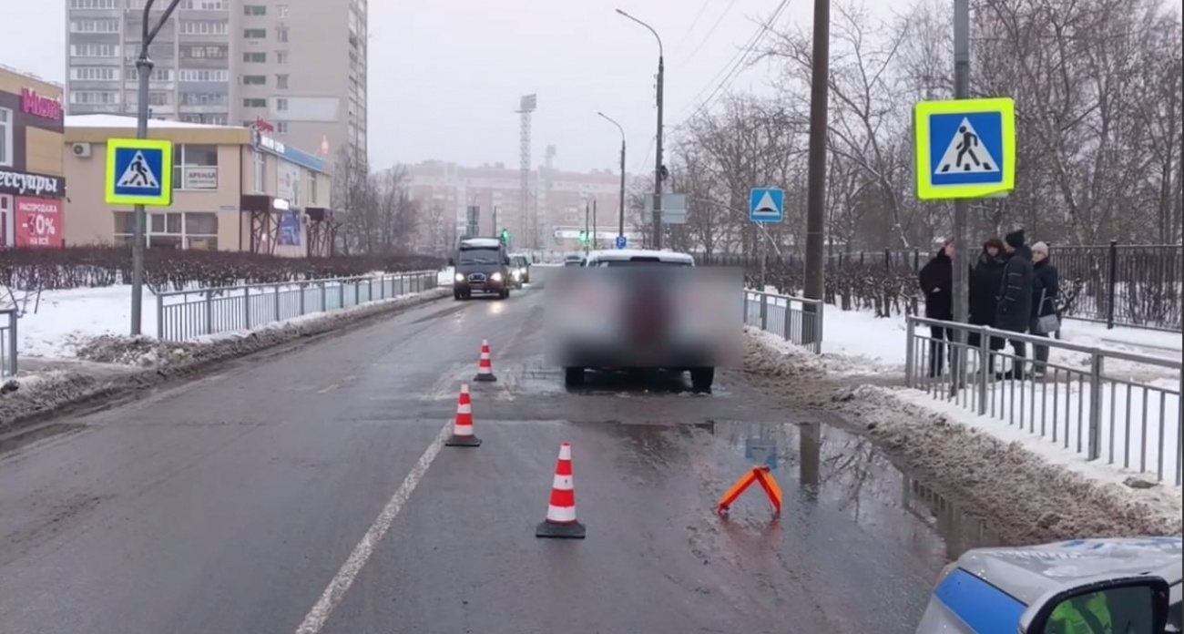 В Дзержинске Ford сбил двух младшеклассниц, которые переходили дорогу