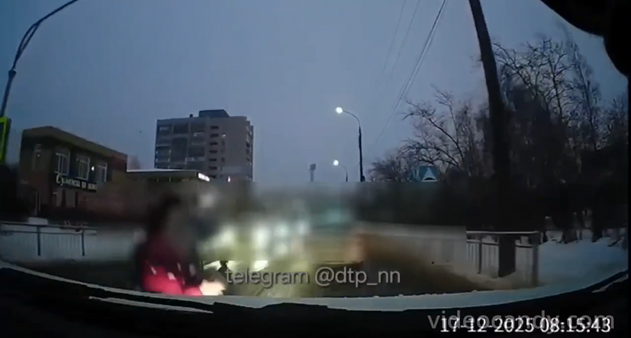 Опубликовано видео ДТП в Дзержинске, где иномарка сбила двух школьниц