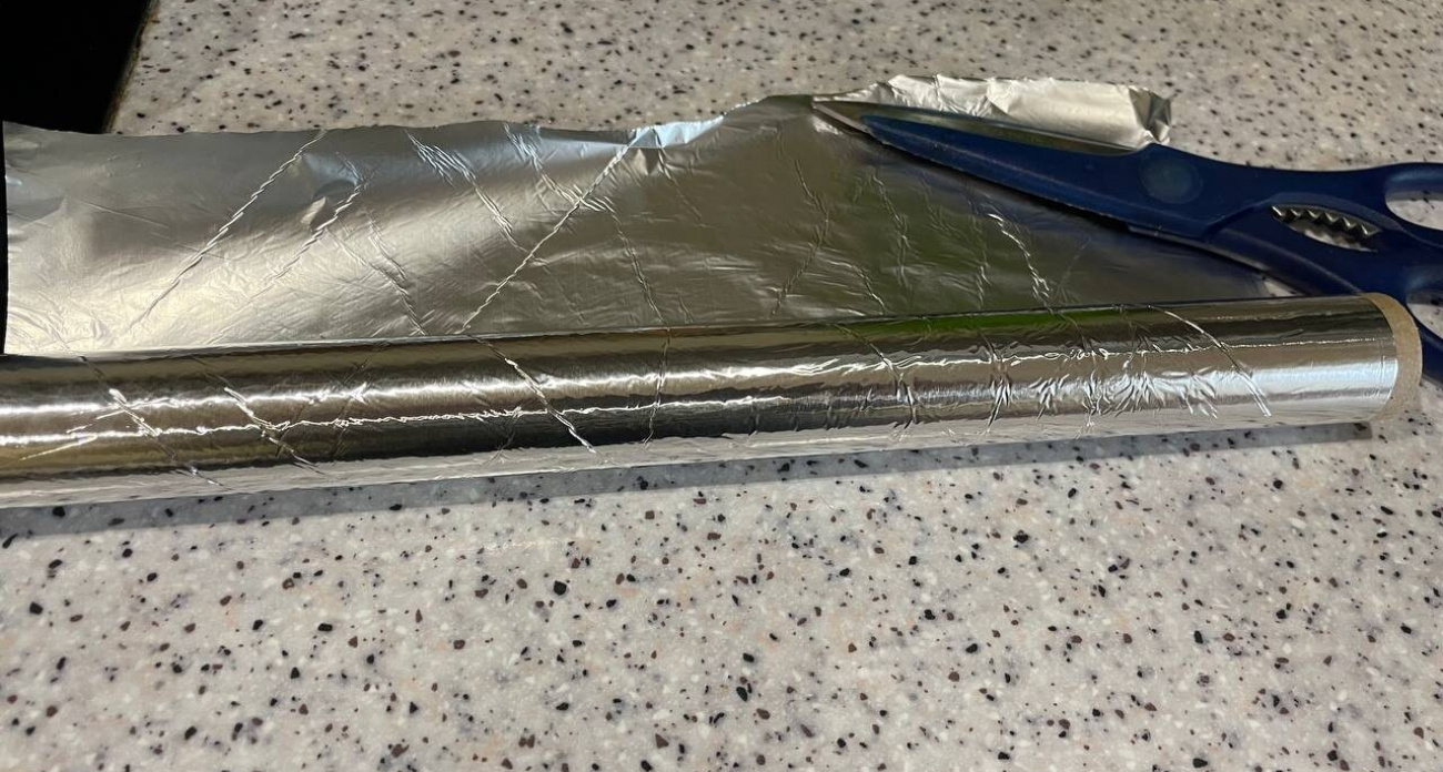 Попробовала трюк с фольгой "ради прикола" – а теперь спасаю с ней бельё, ножи и даже батареи