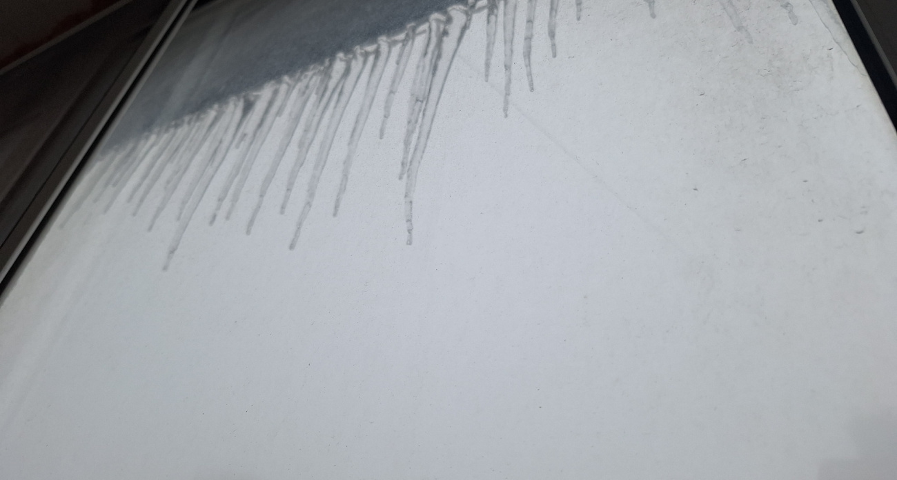 Приклеили за 5 минут и больше не мерзнем - теперь из окон больше не дует, а подоконник теплый