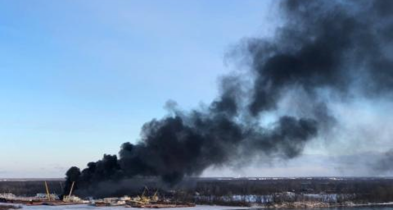 Взрыв у Борского моста: черный дым и пожар на Волге в Нижнем Новгороде