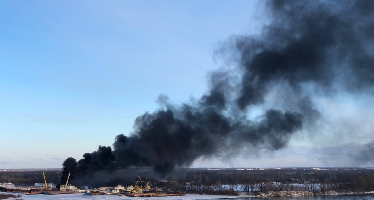В районе Борского моста загорелся плавкран и вспыхнуло топливо