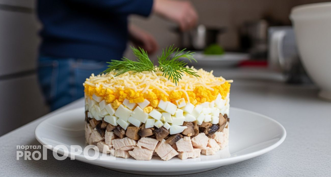 Салат «Ночь с курицей» - хит новогоднего стола: готовится за 15 минут, а выглядит на миллион